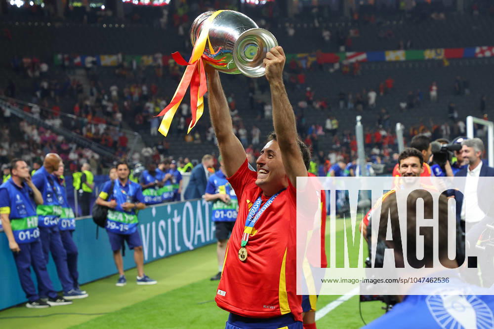 Spain England UEFA EURO 2024 Final Berlin, 14 07 2024, Olympiastadion, UEFA EURO 2024 Germany, Final, Spain England 2 1 0 0 , In the picture Mikel Oyarzabal 21, ESP with the European Championship trophy ,