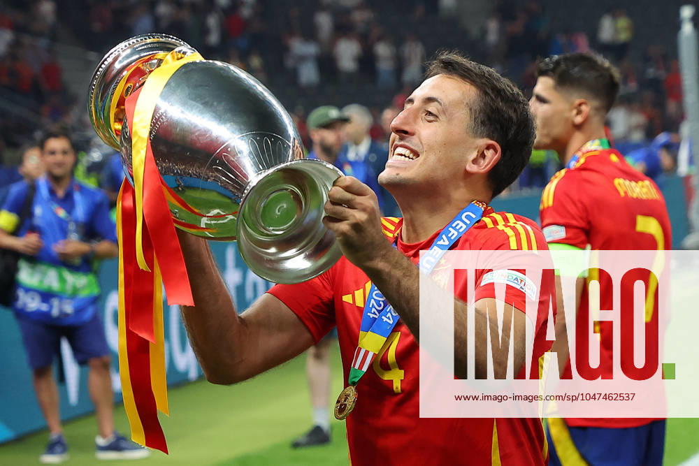 Spain England UEFA EURO 2024 Final Berlin, 14 07 2024, Olympiastadion, UEFA EURO 2024 Germany, Final, Spain England 2 1 0 0 , In the picture Mikel Oyarzabal 21, ESP with the European Championship trophy ,