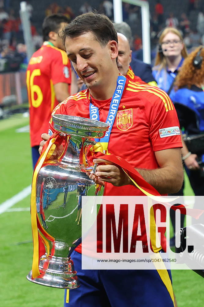 Spain England UEFA EURO 2024 Final Berlin, 14 07 2024, Olympiastadion, UEFA EURO 2024 Germany, Final, Spain England 2 1 0 0 , In the picture Mikel Oyarzabal 21, ESP with the European Championship trophy ,