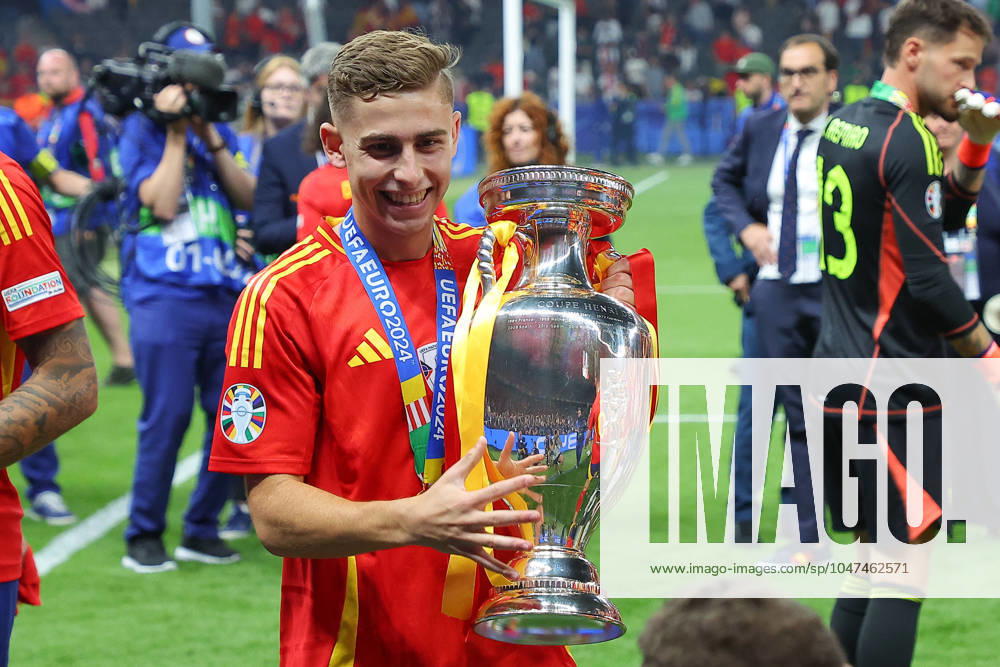 Spain England UEFA EURO 2024 Final Berlin, 14 07 2024, Olympiastadion, UEFA EURO 2024 Germany, Final, Spain England 2 1 0 0 , In the picture Fermin Lopez 25, ESP with the European Championship trophy ,
