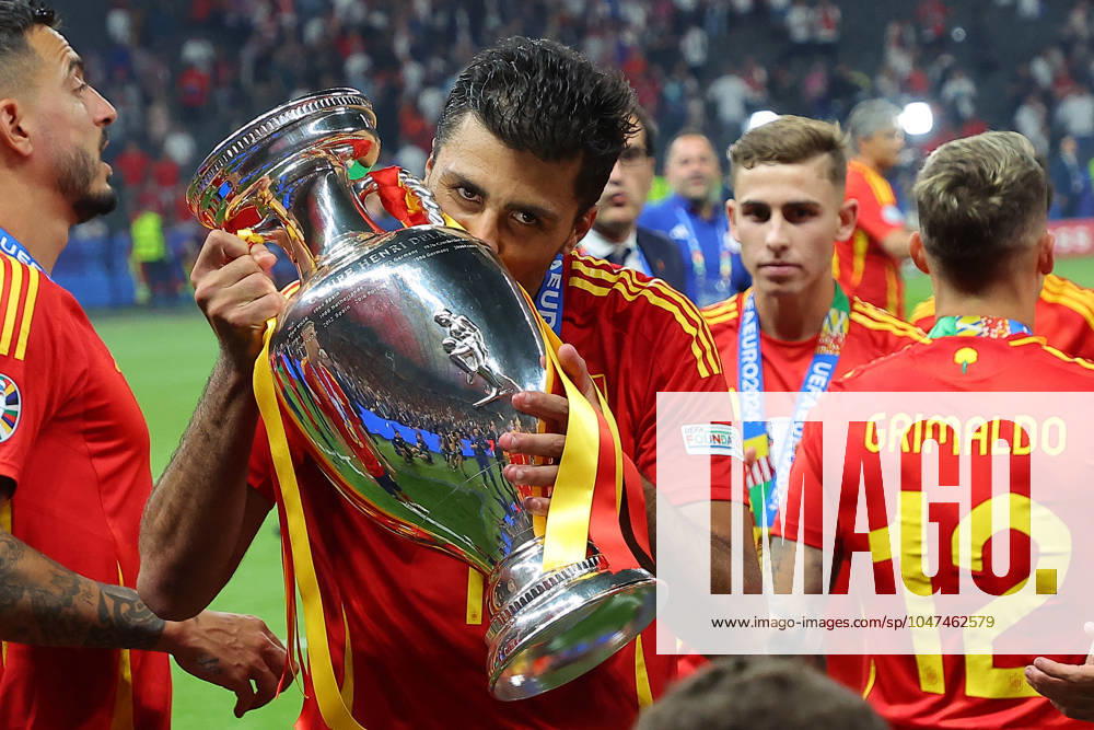Spain England UEFA EURO 2024 Final Berlin, 14 07 2024, Olympiastadion, UEFA EURO 2024 Germany, Final, Spain England 2 1 0 0 , In the picture Rodri 16, ESP with the European Championship trophy ,