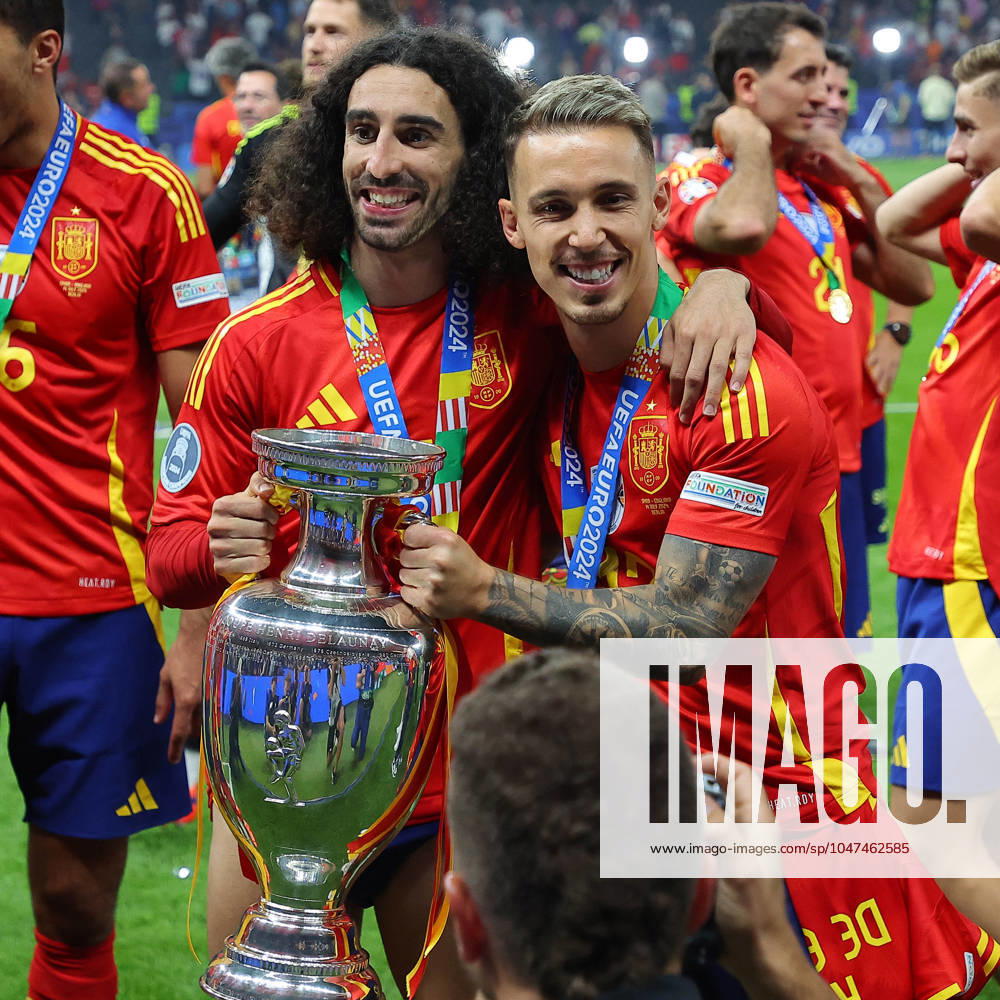 Spain England UEFA EURO 2024 Final Berlin, 14 07 2024, Olympiastadion, UEFA EURO 2024 Germany, Final, Spain England 2 1 0 0 , Pictured from l Marc Cucurella 24, ESP and Alejandro Grimaldo 12, ESP with the European Championship trophy ,