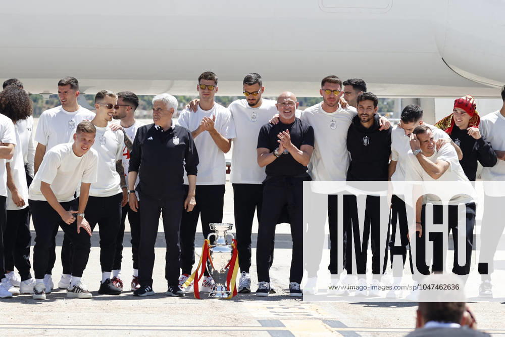 Euro 2024 Winner Spanish Team Arriving At Madrid Airport The Spanish national soccer team poses with coach Luis de la Fuente upon arrival at the airport, July 15, 2024, in Madrid, Spain. Photo by Antonio Gutiérrez Europa Press ABACAPRESS.COM Madrid Spain