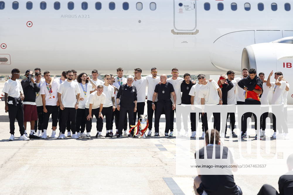 Euro 2024 Winner Spanish Team Arriving At Madrid Airport The Spanish national soccer team poses with coach Luis de la Fuente upon arrival at the airport, July 15, 2024, in Madrid, Spain. Photo by Antonio Gutiérrez Europa Press ABACAPRESS.COM Madrid Spain