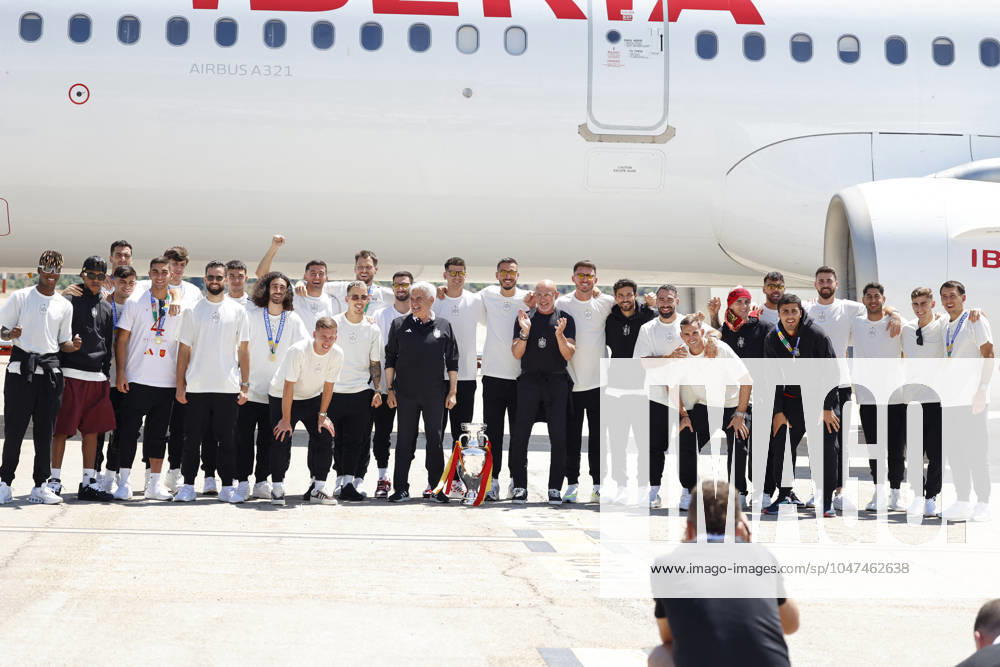 Euro 2024 Winner Spanish Team Arriving At Madrid Airport The Spanish national soccer team poses with coach Luis de la Fuente upon arrival at the airport, July 15, 2024, in Madrid, Spain. Photo by Antonio Gutiérrez Europa Press ABACAPRESS.COM Madrid Spain