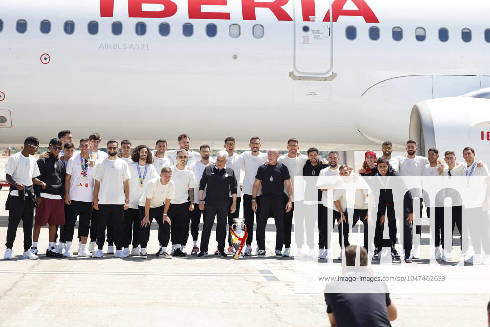Euro 2024 Winner Spanish Team Arriving At Madrid Airport The Spanish national soccer team poses with coach Luis de la Fuente upon arrival at the airport, July 15, 2024, in Madrid, Spain. Photo by Antonio Gutiérrez Europa Press ABACAPRESS.COM Madrid Spain