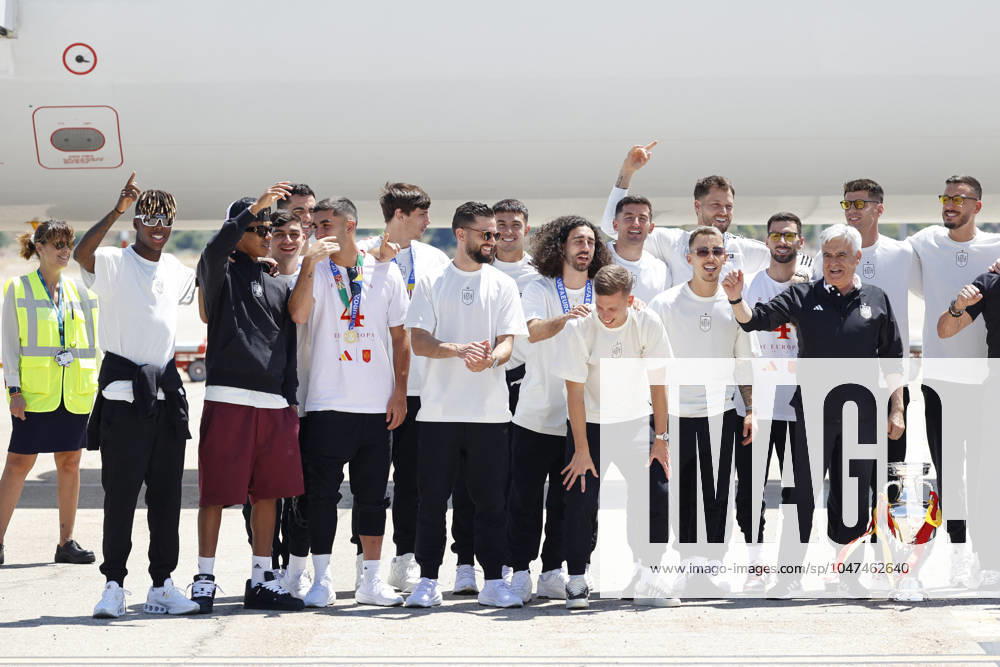 Euro 2024 Winner Spanish Team Arriving At Madrid Airport The Spanish national soccer team poses with coach Luis de la Fuente upon arrival at the airport, July 15, 2024, in Madrid, Spain. Photo by Antonio Gutiérrez Europa Press ABACAPRESS.COM Madrid Spain