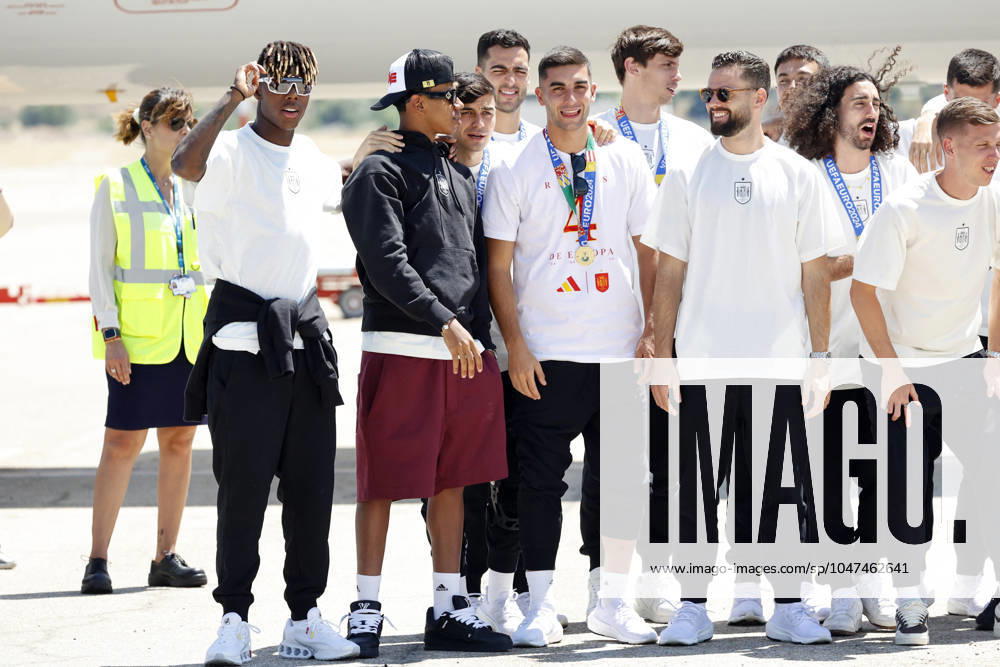 Euro 2024 Winner Spanish Team Arriving At Madrid Airport The Spanish national soccer team poses with coach Luis de la Fuente upon arrival at the airport, July 15, 2024, in Madrid, Spain. Photo by Antonio Gutiérrez Europa Press ABACAPRESS.COM Madrid Spain