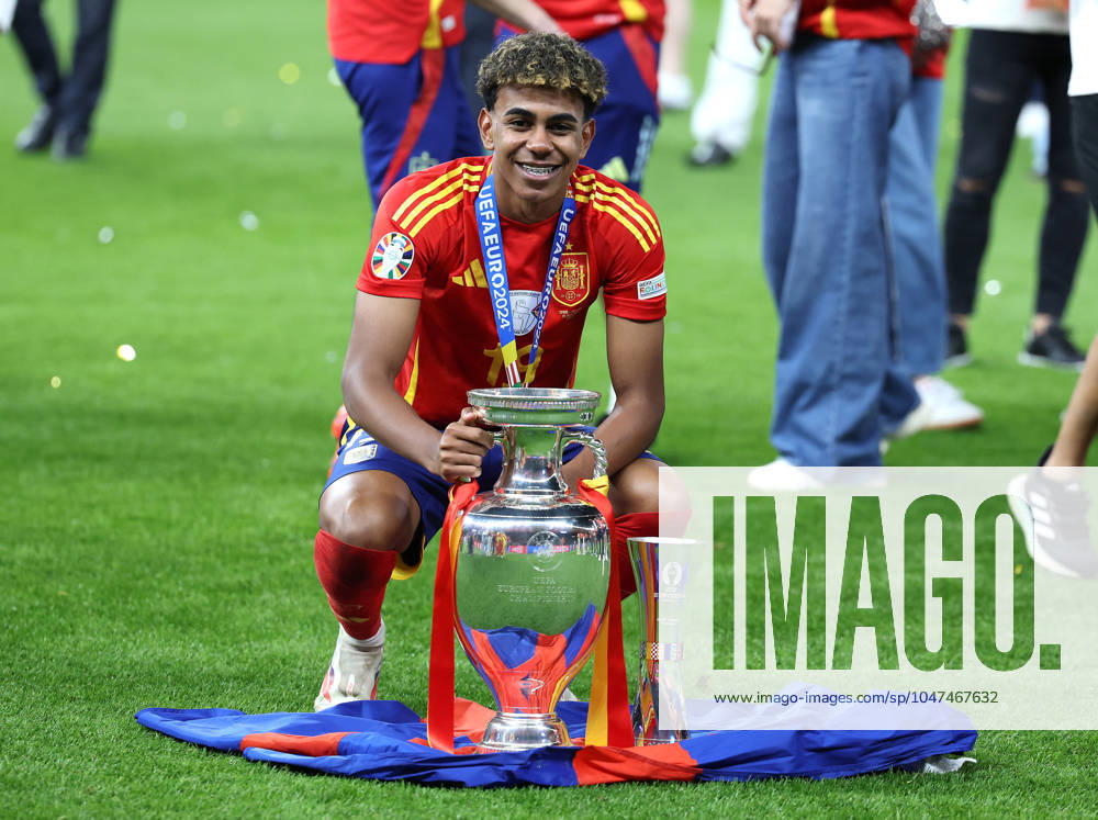 Berlin, Germany, 14th July 2024. Lamine Yamal of Spain with the trophy during the UEFA European Championships final match at Olympiastadion, Berlin. Picture: Paul Terry Sportimage . SPI-3227-0381