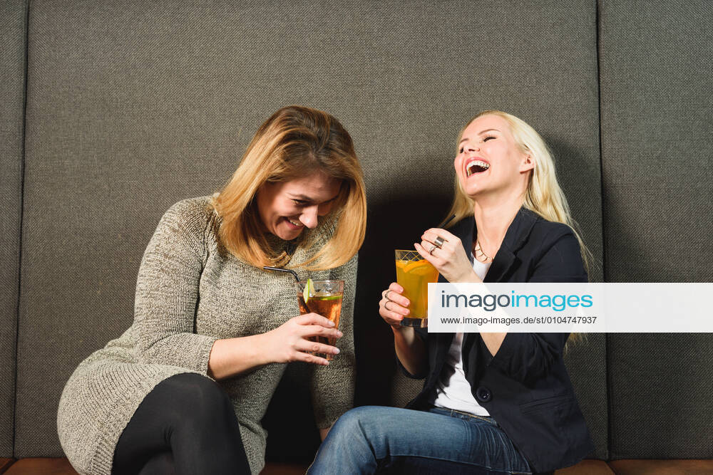 Drunk female friends laughing at joke Reykjavík, Iceland CR_OSBJ200920B-509245-01 ,model released, Symbolfoto ,property released