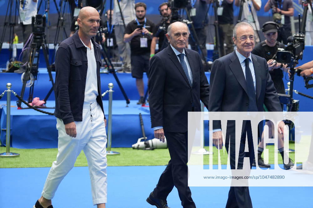 Presentation Kylian Mbappe In Real Madrid - Spain Zinedine Zidane and Florentino Pérez during his presentation as a new player of Real Madrid CF at Santiago Bernabeu stadium in Madrid, Spain, on July 16, 2024. Photo by Laurent Lairys ABACAPRESS.COM Madrid Spain