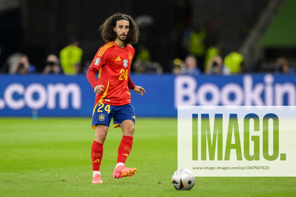 Soccer, UEFA EURO 2024 Final, 20240714, Spain England In the picture Marc CUCURELLA Spain, 24 pass pass ball portrait full body full figure Berlin Olympiastadion Berlin Brandenburg Germany