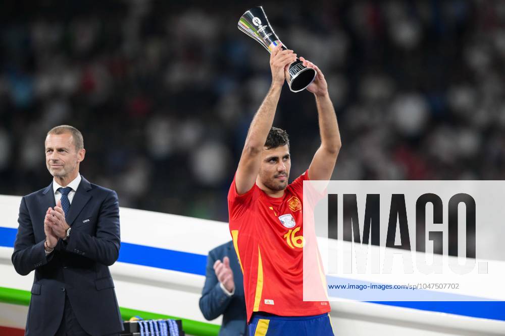 Soccer, UEFA EURO 2024 Final, 20240714, Spain England In the picture Rodri Spain, 16 lifts award trophy best player in height Berlin Olympiastadion Berlin Brandenburg Germany