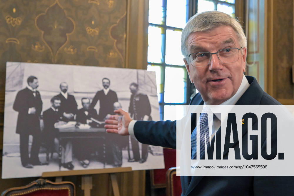 (240720) -- PARIS, July 20, 2024 -- International Olympic Committee (IOC) President Thomas Bach points at a photograph of the first International Olympic Committee members during his visit at the Sorbonne University in Paris, France, July 19, 2024. ( AFP Pool via Xinhua) (SP)FRANCE-PARIS-SORBONNE UNIVERSITY Olympic Games, Olympische Spiele, Olympia, OS IOC-BACH BertrandxGuay