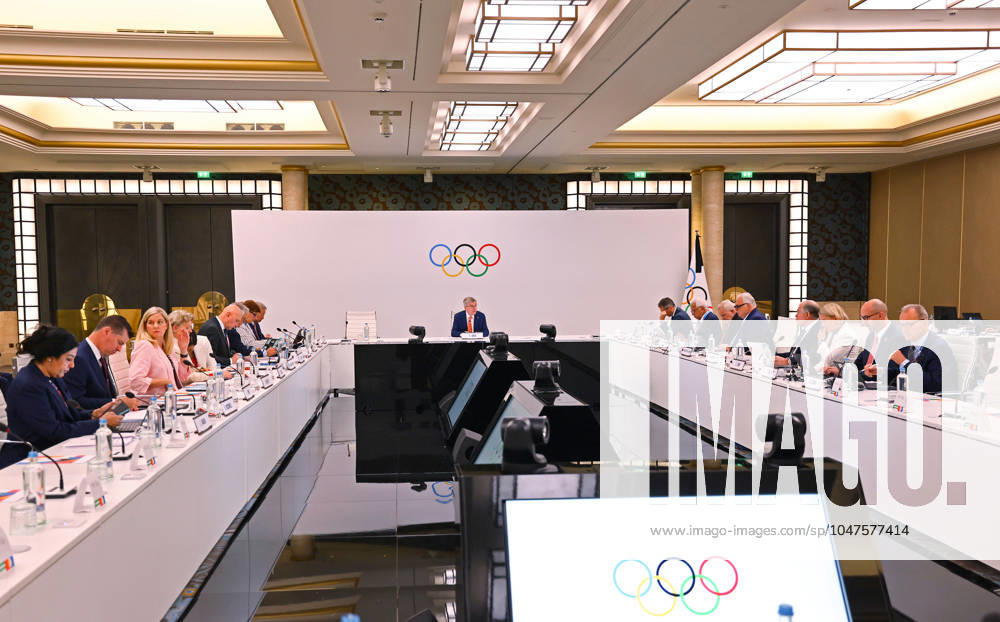 (240720) -- PARIS, July 20, 2024 -- International Olympic Committee (IOC) President Thomas Bach (C) delivers a speech during the IOC Executive Board meeting in Paris, July 20, 2024. ( Reuters Pool via Xinhua) (SP)FRANCE-PARIS Olympic Games, Olympische Spiele, Olympia, OS IOC-EXECUTIVE BOARD MEETING KaixPfaffenbach