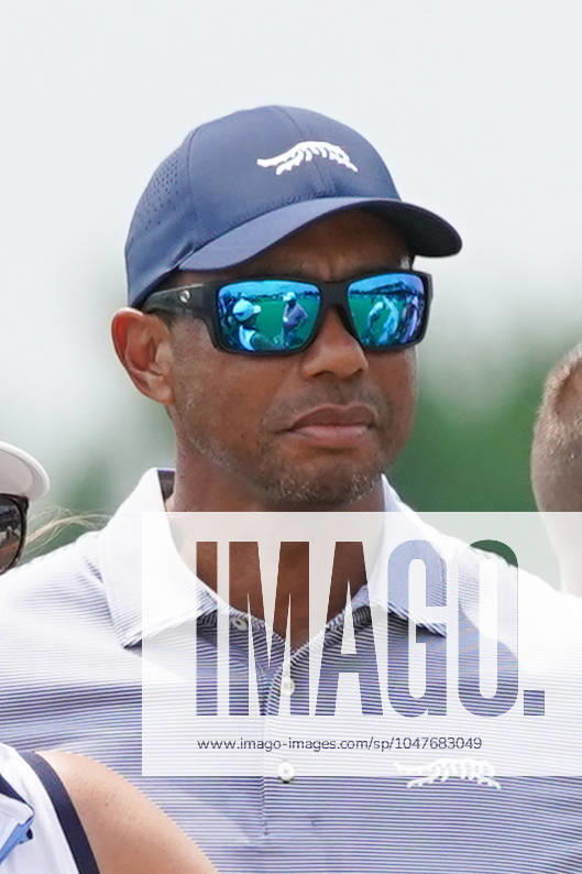 Tiger Woods watches from the gallery as his son, Charlie Woods (not pictured) tees off the 1st hole - North Course during the second round of the 2024 U.S. Junior Amateur Championship at Oakland Hills Country Club. Bloomfield Hills USA - ZUMAw109 20240723_fap_w109_009