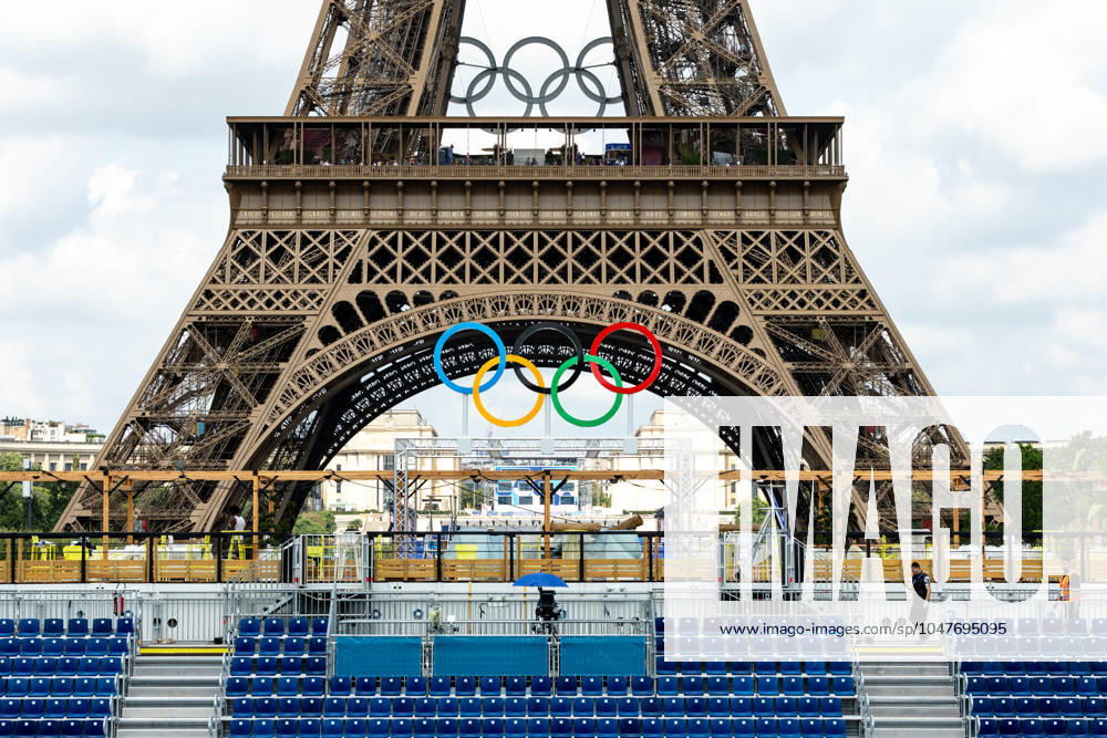 OLYMPICS - Olympic Summer Games 2024 PARIS,FRANCE,24.JUL.24 - OLYMPICS, Beach volleyball, Beachvolleyball - Olympic Summer Games Paris 2024, preview, training. Image shows a feature of the olympic rings and the Eiffel tower. GEPAxpictures Klansek
