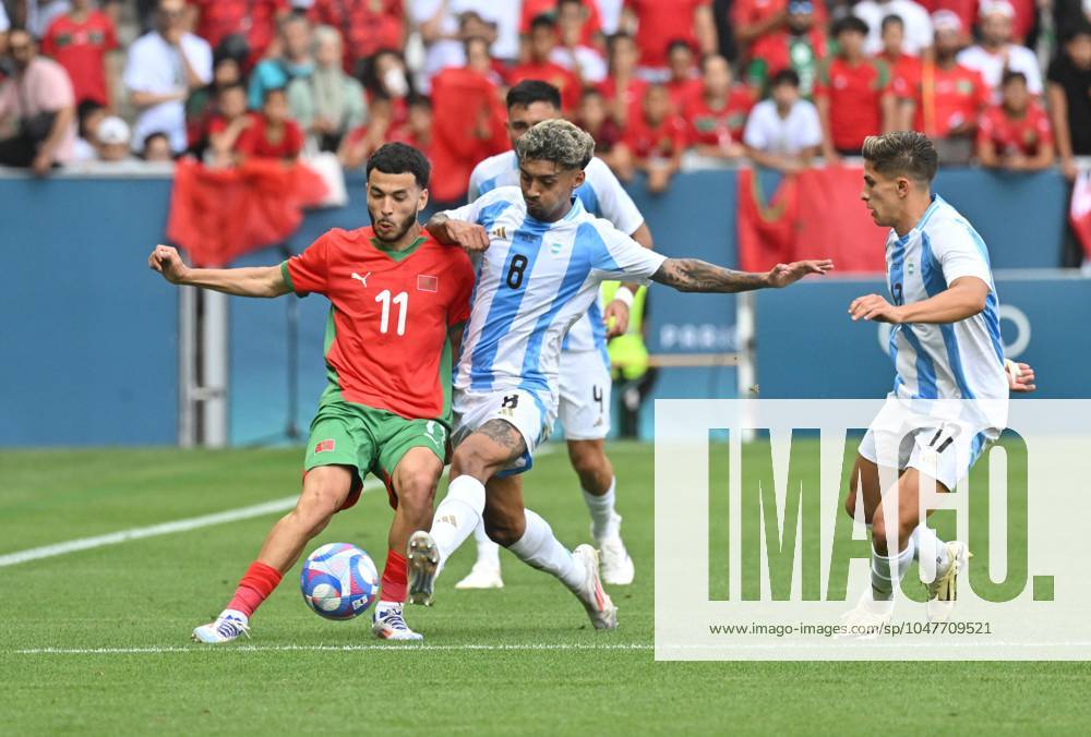 Cristian Medina (Argentine) vs Zakaria El Ouadi (maroc), Mens football, Argentina vs Morocco , Men s preliminary round during the Olympic Games, Olympische Spiele, Olympia, OS Paris 2024 JO 2024 : FOOTBALL - Argentine vs Maroc - Jeux Olympiques 2024 - Paris2024 - Saint-Etienne - 24 07 2024 DPPI Panoramic