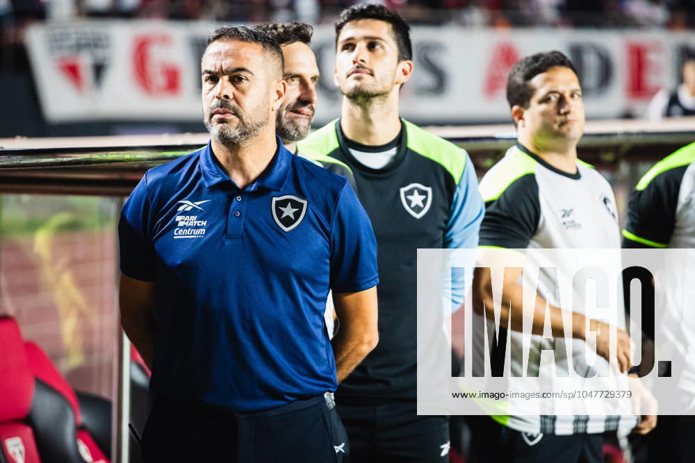 In front, coach Artur Jorge, from Botafogo, during the game between Sao Paulo FC and Botafogo at the Morumbis Stadium in Sao Paulo, Brazil, the match is valid for the Campeonato Brasileiro Serie A (Rodilei Morais SPP)