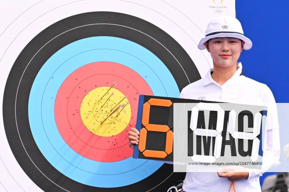 KW30 XXXIII Olympic Games, Olympische Spiele, Olympia, OS Paris 2024 Archery - Womens Individual Classification Lim Sihyeon of Team Republic of Korea celebrates after breaking the world record during Archery - Womens Individual Classification as part of the Paris 2024 Olympic Games at The Esplanade des Invalides on July 25, 2024 in Paris, France. PARIS FRANCE FRANCE