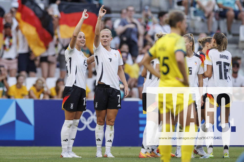 FRA, Paris, Olympic Games Paris 2024, 25 07 2024, football, women, Germany vs. Australia, in Marseille, in the Stade Velodrome, team cheer, goal, goal, cheer, goal celebration, joy, enthusiasm, celebrates, Lea Schüller Germany, 7 heads the ball for the 2 0 goal,