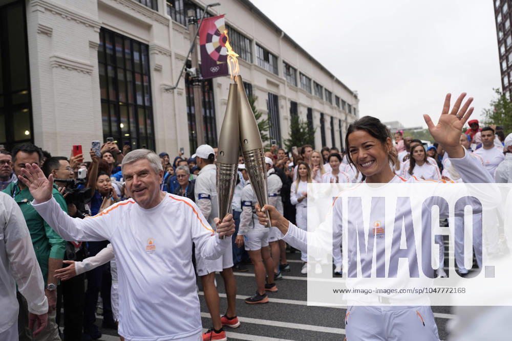 (240726) -- PARIS, July 26, 2024 -- International Olympic Committee (IOC) President Thomas Bach (front, L) and France s handball player Cleopatre Darleux (front, R) take part in the Olympic Village torch relay in the Olympic Village in Paris, France, July 26, 2024. (Photo by POOL Xinhua) (PARIS2024)FRANCE-PARIS Olympic Games, Olympische Spiele, Olympia, OS TORCH RELAY DavidxGoldman