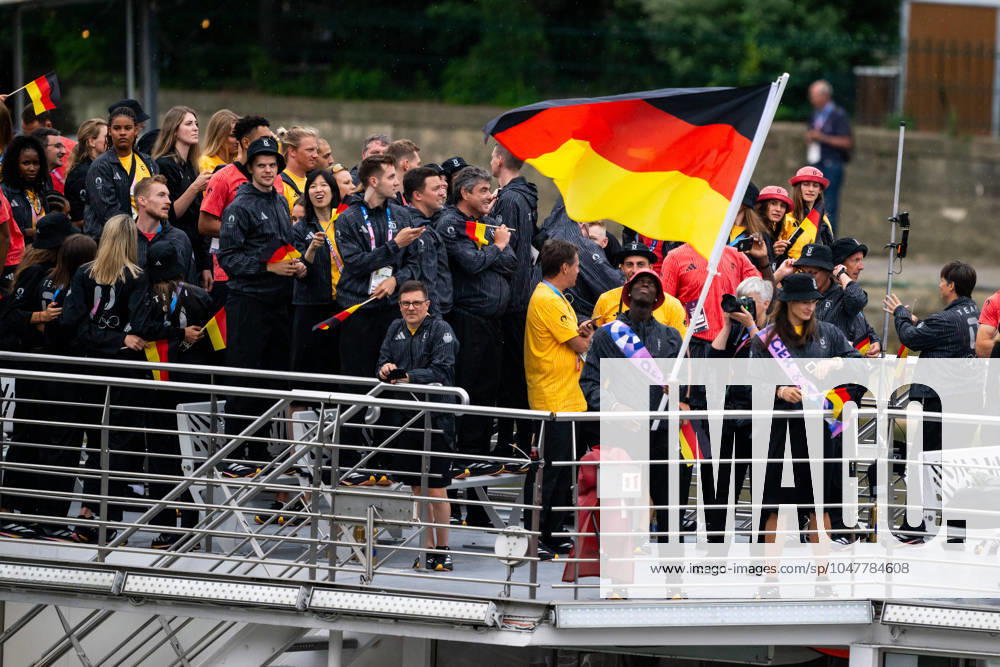 Athletes and flag bearers Dennis Schroder and Anna Maria Wagner of Germany during the Opening Ceremony of the Paris 2024 Olympic Games on July 26, 2024 in Paris Photo Johanna Säll BILDBYRAN kod JL LT0642 olympic games olympics os ol olympiska spelen olympiske leker paris 2024 paris os paris ol bbeng invigning invigningsceremoni opening ceremony apningsseremoni