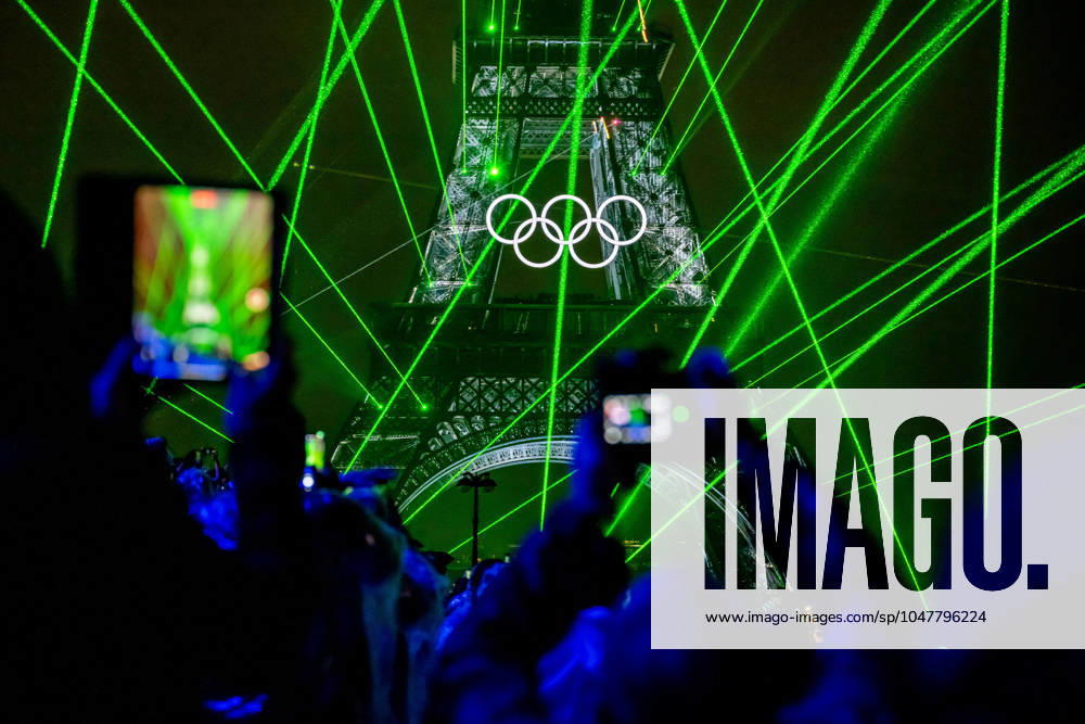 Laser show from the Eiffel tower during the Opening Ceremony of the Paris 2024 Olympic Games on July 26, 2024 in Paris Photo Vegard Grott BILDBYRAN code VG LT0642 olympic games olympics os ol olympiska spelen olympiske leker paris 2024 paris os paris ol bbeng invigning invigningsceremoni opening ceremony apningsseremoni