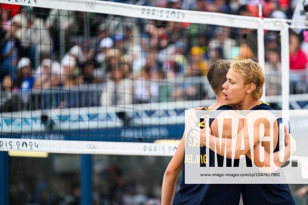 Jonatan Hellvig and David Ahman of Sweden celebrate during the beach volleyball match between Sweden and Australia during day 1 of the Paris 2024 Olympic Games on July 27, 2024 in Paris Photo Ludvig Thunman BILDBYRAN kod LT LT0644 beachvolleyboll beach volleyball sandvolleyball olympic games olympics os ol olympiska spel olympiske leker paris 2024 paris os paris ol 1 bbeng jubel