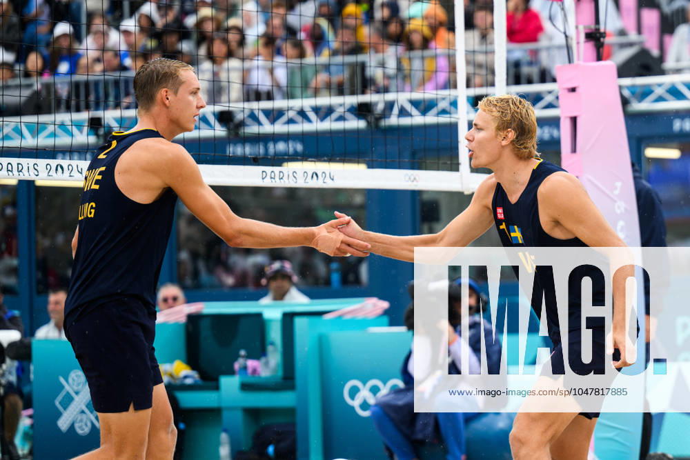 Jonatan Hellvig and David Ahman of Sweden celebrate during the beach volleyball match between Sweden and Australia during day 1 of the Paris 2024 Olympic Games on July 27, 2024 in Paris Photo Ludvig Thunman BILDBYRAN kod LT LT0644 beachvolleyboll beach volleyball sandvolleyball olympic games olympics os ol olympiska spel olympiske leker paris 2024 paris os paris ol 1 bbeng jubel