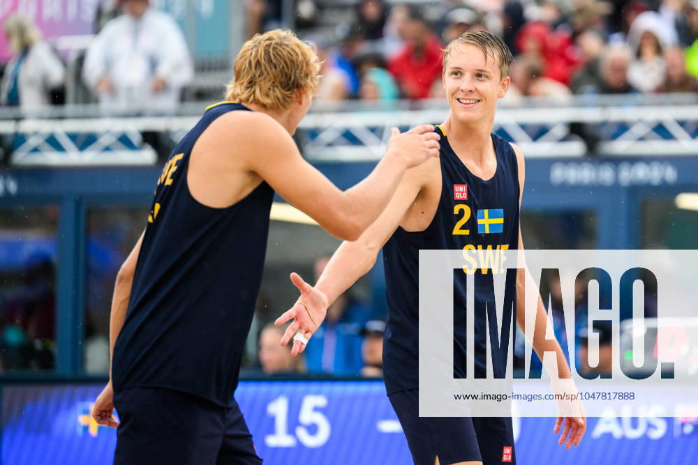 Jonatan Hellvig and David Ahman of Sweden celebrate during the beach volleyball match between Sweden and Australia during day 1 of the Paris 2024 Olympic Games on July 27, 2024 in Paris Photo Ludvig Thunman BILDBYRAN kod LT LT0644 beachvolleyboll beach volleyball sandvolleyball olympic games olympics os ol olympiska spel olympiske leker paris 2024 paris os paris ol 1 bbeng jubel