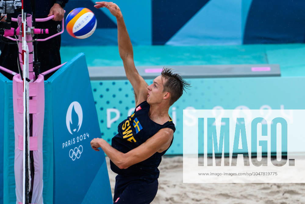 Jonatan Hellvig of Sweden during the beach volleyball match between Sweden and Australia during day 1 of the Paris 2024 Olympic Games on July 27, 2024 in Paris Photo Ludvig Thunman BILDBYRAN code LT LT0644 beachvolleyboll beach volleyball sandvolleyball olympic games olympics os ol olympiska spelen olympiske leker paris 2024 paris os paris ol 1 bbeng