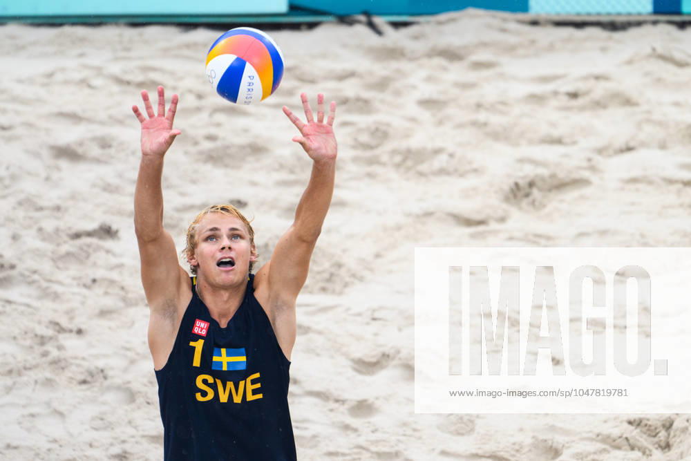 David Ahman of Sweden during the beach volleyball match between Sweden and Australia during day 1 of the Paris 2024 Olympic Games on July 27, 2024 in Paris Photo Ludvig Thunman BILDBYRAN code LT LT0644 beachvolleyboll beach volleyball sandvolleyball olympic games olympics os olympiska spel olympiske leker paris 2024 paris os paris ol 1 bbeng