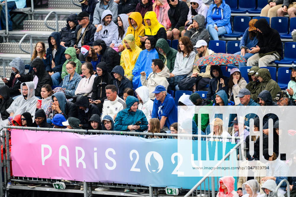 Spectators in the stands during the beach volleyball match between Sweden and Australia during day 1 of the Paris 2024 Olympic Games on July 27, 2024 in Paris Photo Ludvig Thunman BILDBYRAN code LT LT0644 beachvolleyboll beach volleyball sandvolleyball olympic games olympics os ol olympiska spelen olympiske leker paris 2024 paris os paris ol 1 bbeng publik