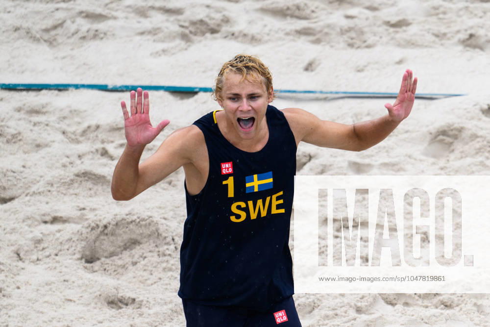 David Ahman of Sweden celebrates during the beach volleyball match between Sweden and Australia during day 1 of the Paris 2024 Olympic Games on July 27, 2024 in Paris Photo Ludvig Thunman BILDBYRAN code LT LT0644 beach volleyball beach volleyball sand volleyball olympic games olympics os ol olympiska spelen olympiske leker paris 2024 paris os paris ol 1 bbeng jubel