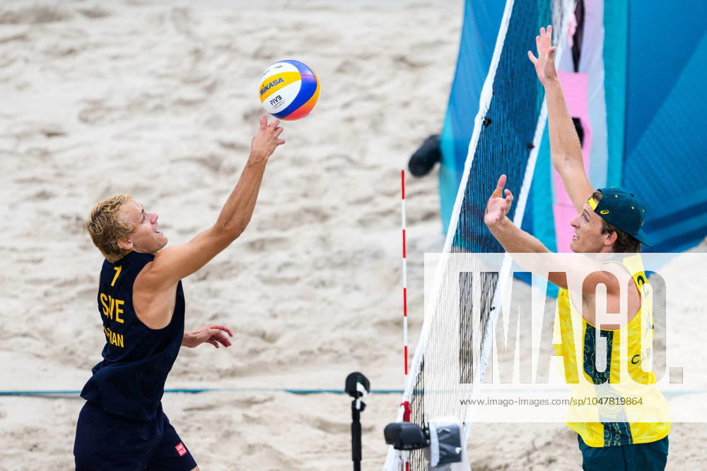 David Ahman of Sweden and Mark Nicolaidis of Australia during the beach volleyball match between Sweden and Australia during day 1 of the Paris 2024 Olympic Games on July 27, 2024 in Paris Photo Ludvig Thunman BILDBYRAN code LT LT0644 beachvolleyboll beach volleyball sandvolleyball olympic games olympics os ol olympiska spel olympiske leker paris 2024 paris os paris ol 1 bbeng