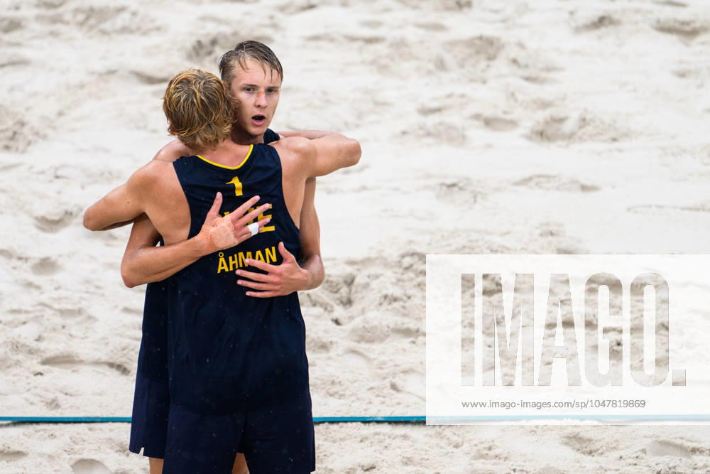 David Ahman and Jonatan Hellvig of Sweden celebrate during the beach volleyball match between Sweden and Australia during day 1 of the Paris 2024 Olympic Games on July 27, 2024 in Paris Photo Ludvig Thunman BILDBYRAN kod LT LT0644 beachvolleyboll beach volleyball sandvolleyball olympic games olympics os ol olympiska spel olympiske leker paris 2024 paris os paris ol 1 bbeng jubel