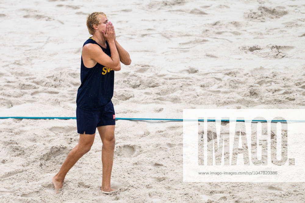 David Ahman of Sweden during the beach volleyball match between Sweden and Australia during day 1 of the Paris 2024 Olympic Games on July 27, 2024 in Paris Photo Ludvig Thunman BILDBYRAN code LT LT0644 beachvolleyboll beach volleyball sandvolleyball olympic games olympics os ol olympiska spel olympiske leker paris 2024 paris os paris ol 1 bbeng genre