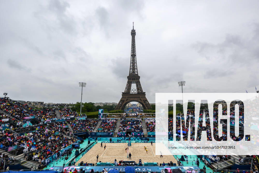 General view of Champ de Mars during the beach volleyball match between Sweden and Australia during day 1 of the Paris 2024 Olympic Games on July 27, 2024 in Paris Photo Ludvig Thunman BILDBYRAN code LT LT0644 beachvolleyboll beach volleyball sandvolleyball olympic games olympics os ol olympiska spelen olympiske leker paris 2024 paris os paris ol 1 bbeng arena