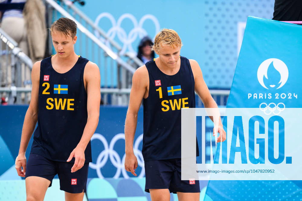 Jonatan Hellvig and David Ahman of Sweden looks dejected during the beach volleyball match between Sweden and Australia during day 1 of the Paris 2024 Olympic Games on July 27, 2024 in Paris Photo Ludvig Thunman BILDBYRAN kod LT LT0644 beachvolleyboll beach volleyball sandvolleyball olympic games olympics os ol olympiska spel olympiske leker paris 2024 paris os paris ol 1 bbeng depp