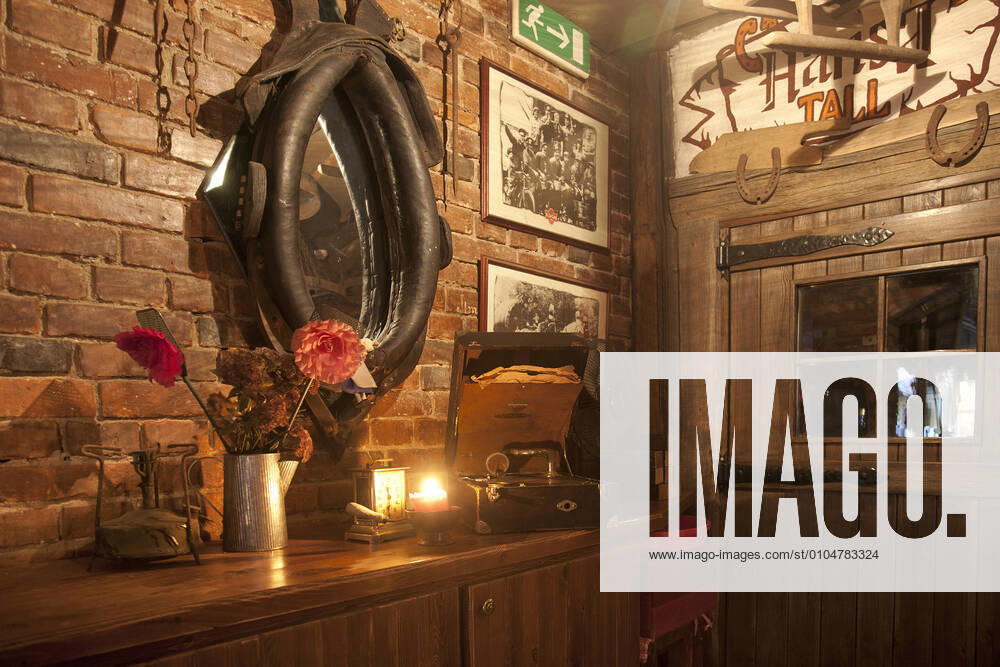 IMAGO Creative: Landleben - Essen A hotel with old fashioned retro styled rooms, and rustic objects, bar with horse harness. Hotel,Estonia,A hotel with old fashioned retro styled rooms, and rustic objects, bar with horse harness. A hotel with old fashioned retro styled rooms, and rustic objects, bar with horse harness.