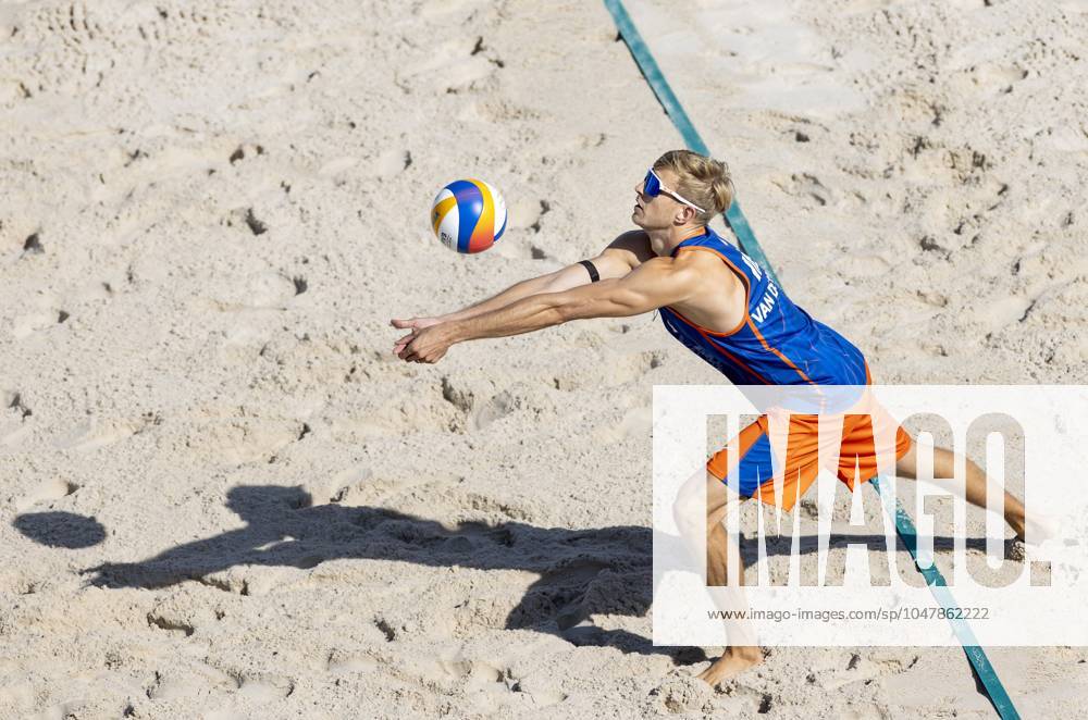 PARIS - Steven van de Velde during the group match of the men s Beach volleyball, Beachvolleyball between the Netherlands and Italy during the Olympic Games, Olympische Spiele, Olympia, OS in France. ANP KOEN VAN WEEL ANPxSportx IVx 504416232 originalFilename: 504416232