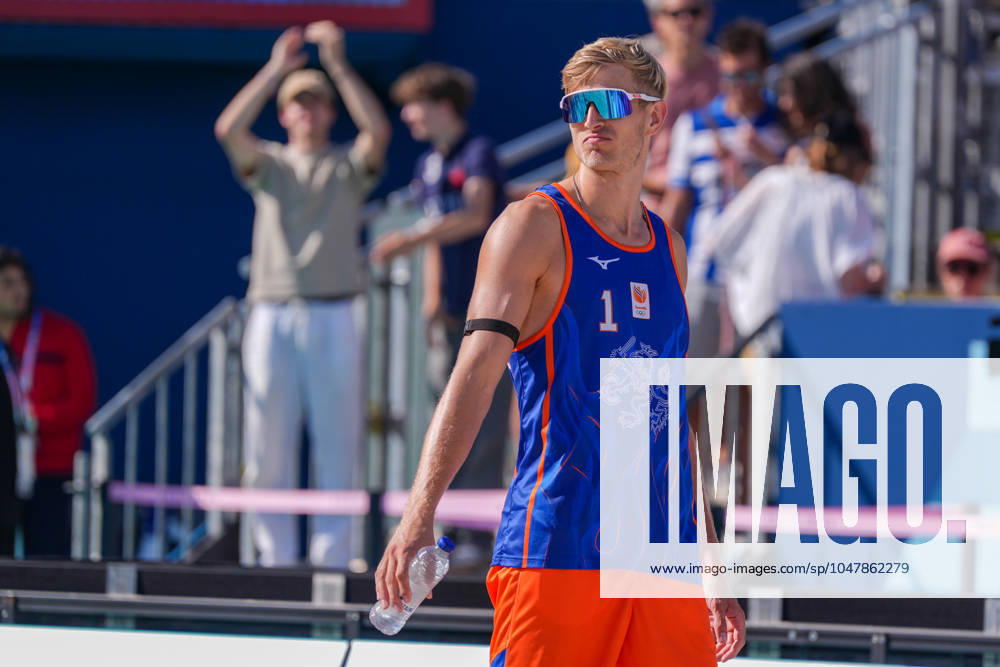 2024-07-28 Beach Volleybal - Olympic Games, Olympische Spiele, Olympia, OS Paris 2024 - Day 2 PARIS, FRANCE - JULY 28: Steven van de Velde of the Netherlands competing in the Men s Preliminary Phase during Day 2 of Beach Volleybal - Olympic Games Paris 2024 at Eiffel Tower Stadium on July 28, 2024 in Paris, France. (Photo by Joris Verwijst BSR Agency) Paris France Content not available for redistribution in The Netherlands directly or indirectly through any third parties.