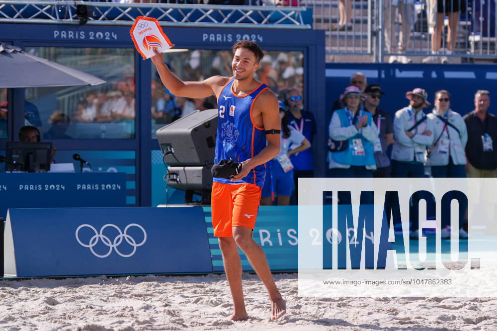 2024-07-28 Beach Volleybal - Olympic Games, Olympische Spiele, Olympia, OS Paris 2024 - Day 2 PARIS, FRANCE - JULY 28: Matthew Immers of the Netherlands competing in the Men s Preliminary Phase during Day 2 of Beach Volleybal - Olympic Games Paris 2024 at Eiffel Tower Stadium on July 28, 2024 in Paris, France. (Photo by Joris Verwijst BSR Agency) Paris France Content not available for redistribution in The Netherlands directly or indirectly through any third parties.