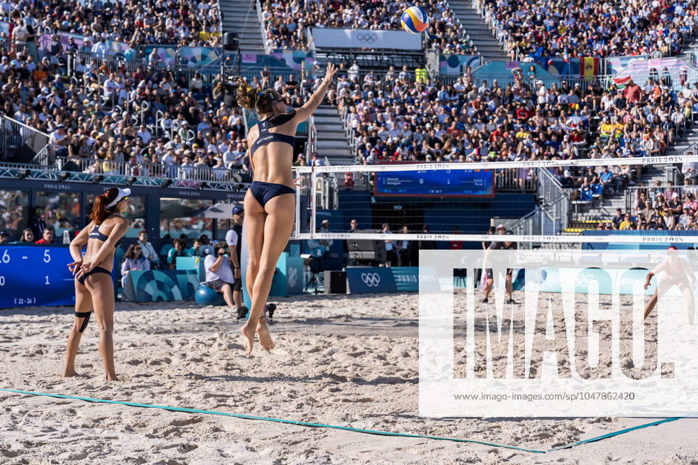 VALENTINA GOTTARDI (ITA) serves to Team Spain (ESP) in the Preliminary Phase - Pool A Beach volleyball, Beachvolleyball at the Stade Tour Eiffel stadium during the Paris Olympics 2024 in Paris, France. Paris France - ZUMAa161 20240728_oly_a161_003