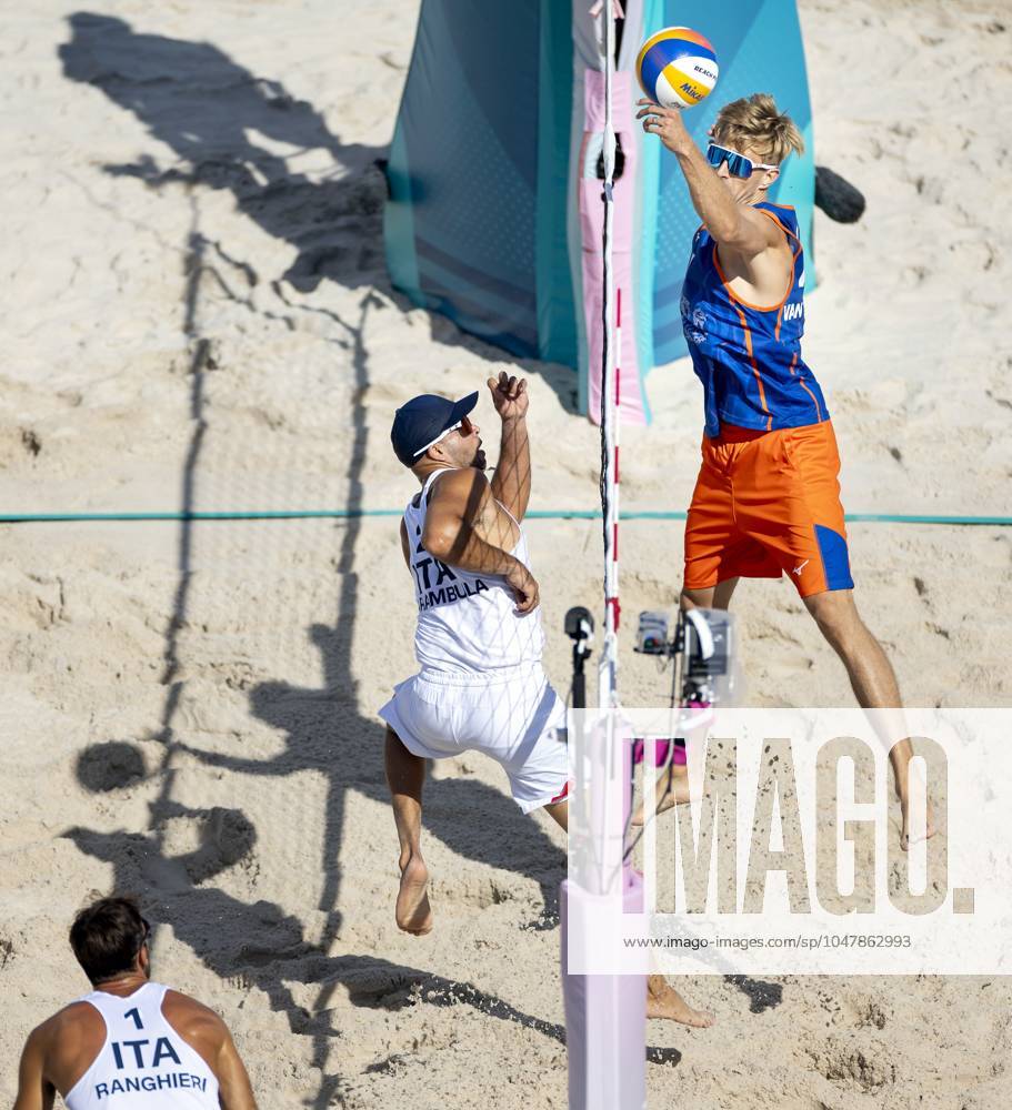 PARIS - Steven van de Velde in action against Alex Ranghieri (L) and Adrian Ignacio Carambula Raurich (M) during the men s Beach volleyball, Beachvolleyball group match between the Netherlands and Italy during the Olympic Games, Olympische Spiele, Olympia, OS in France. ANP KOEN VAN WEEL ANPxSportx IVx 504417240 originalFilename: 504417240