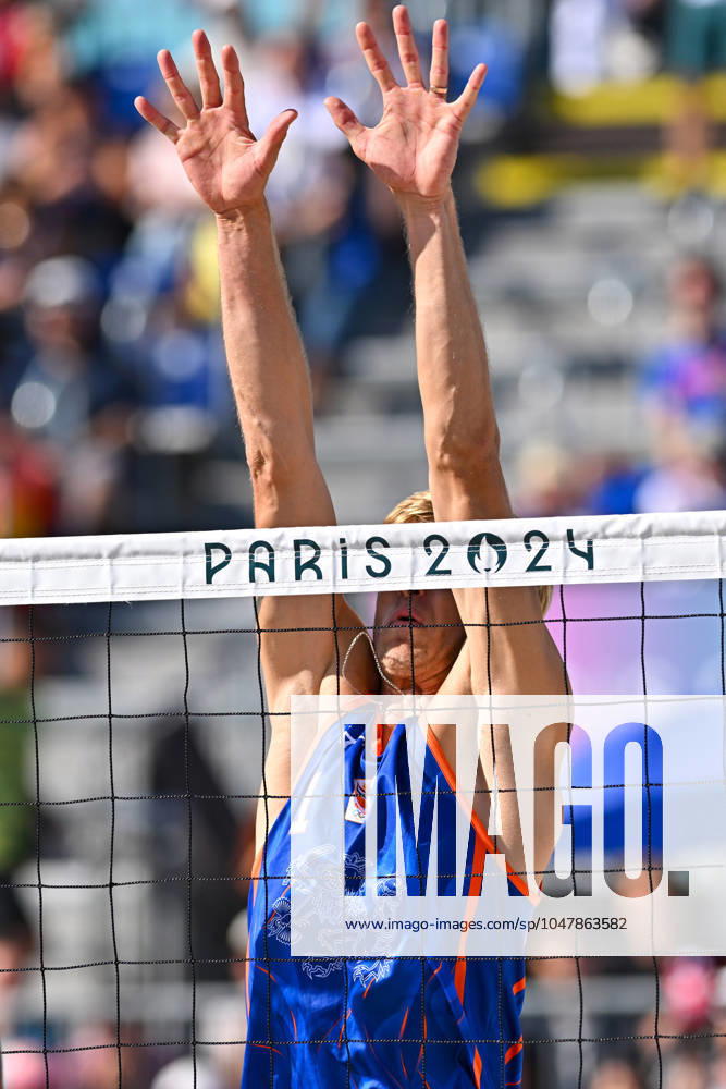 Olympic Games Beach Volleyball Paris 28 07 2024 Preliminary round, Men, NED vs ITA, Steven Van De Velde, Net across his face, Paris 2024