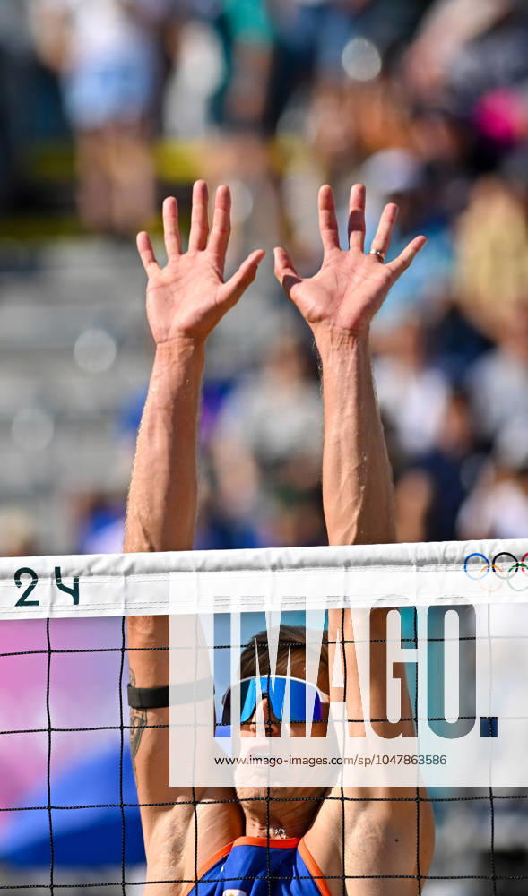 Olympic Games Beach Volleyball Paris 28 07 2024 Preliminary round, men, NED vs ITA, Steven Van De Velde in the block