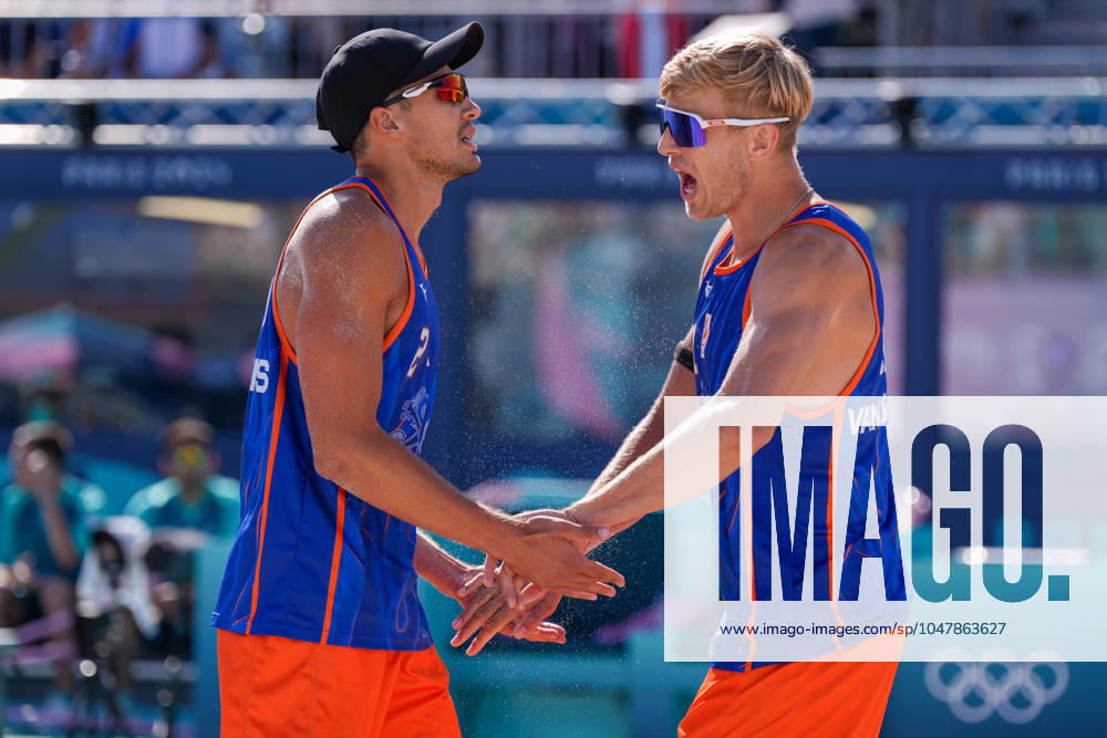 2024-07-28 Beach Volleybal - Olympic Games, Olympische Spiele, Olympia, OS Paris 2024 - Day 2 PARIS, FRANCE - JULY 28: Matthew Immers of the Netherlands celebrates with Steven van de Velde competing in the Men s Preliminary Phase during Day 2 of Beach Volleybal - Olympic Games Paris 2024 at Eiffel Tower Stadium on July 28, 2024 in Paris, France. (Photo by Joris Verwijst BSR Agency) Paris France Content not available for redistribution in The Netherlands directly or indirectly through any third parties.