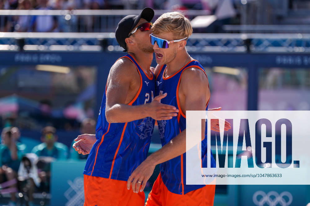 2024-07-28 Beach Volleybal - Olympic Games, Olympische Spiele, Olympia, OS Paris 2024 - Day 2 PARIS, FRANCE - JULY 28: Matthew Immers of the Netherlands celebrates with Steven van de Velde competing in the Men s Preliminary Phase during Day 2 of Beach Volleybal - Olympic Games Paris 2024 at Eiffel Tower Stadium on July 28, 2024 in Paris, France. (Photo by Joris Verwijst BSR Agency) Paris France Content not available for redistribution in The Netherlands directly or indirectly through any third parties.